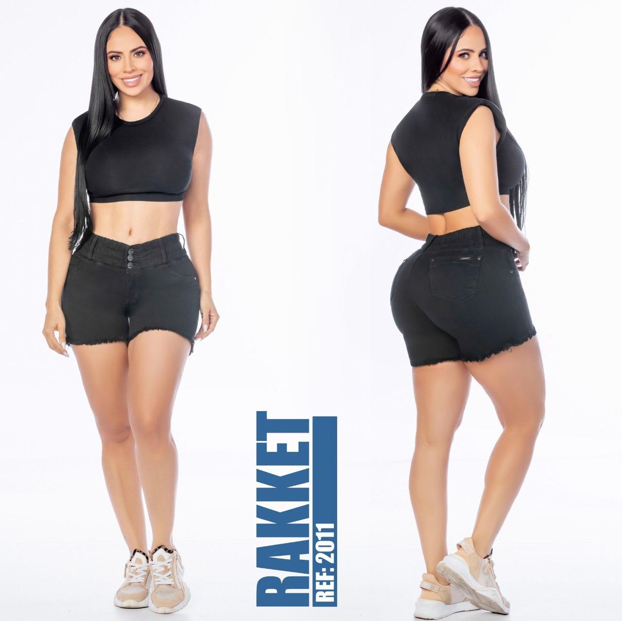 Short negro levanta cola