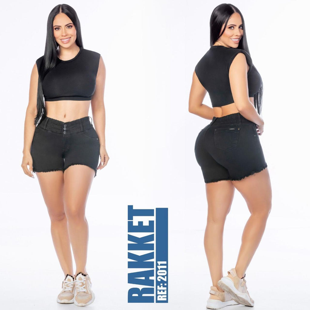Short negro levanta cola